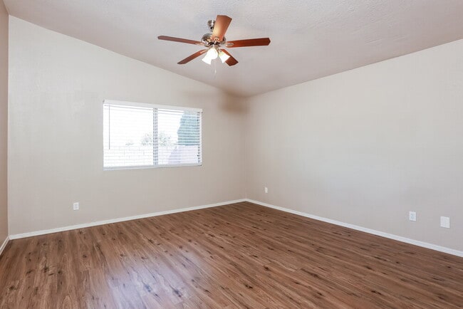Building Photo - 9009 E Kinross Dr