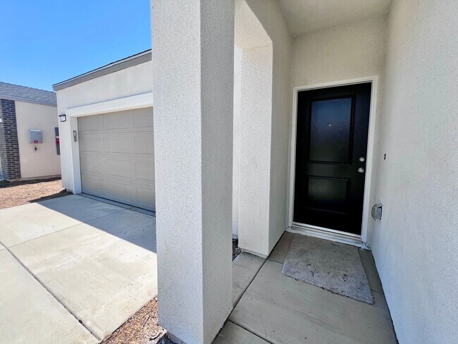 Building Photo - $2,595 Fowler & Dakota, 4 Bedroom 2 Bathro...