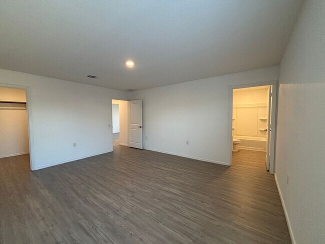 Building Photo - Almost New 3/2 in Thea Meadows