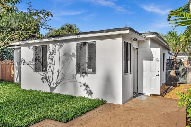 Building Photo - 1123 NE 1st Ave.