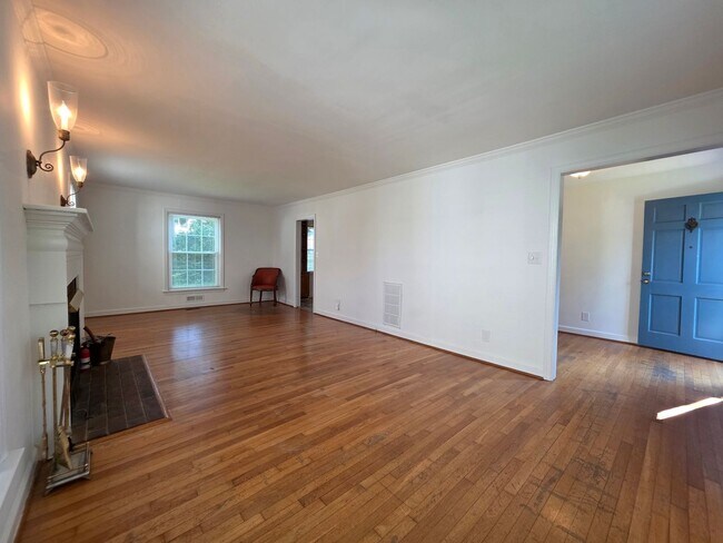 Building Photo - Larchmont