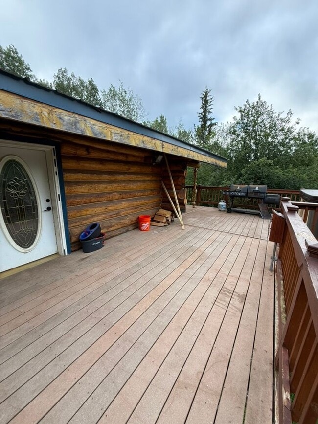 Building Photo - Spacious Pet-Friendly Home with Fireplace, Garage & Huge Deck Near Fairbanks