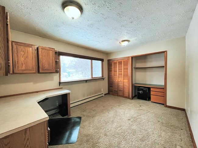Building Photo - Spacious Midtown Two Bedroom with Utilitie...
