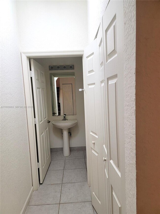 Building Photo - 2513 Stockbridge Square SW