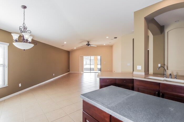Building Photo - 300 Oaklanding Dr