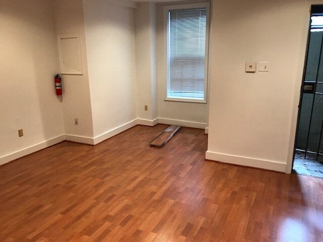 LR second view - 206 E St NE