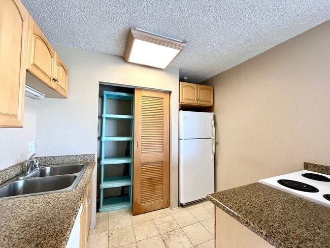 Building Photo - 2115 Ala Wai Blvd