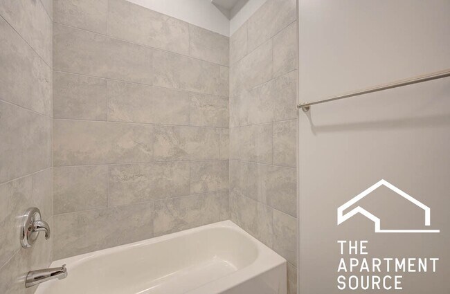 Building Photo - 1142 W 17th Pl