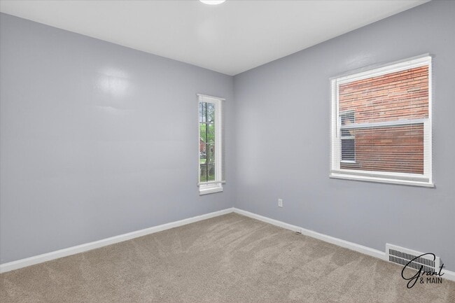 Building Photo - $1200 2 bedroom ranch