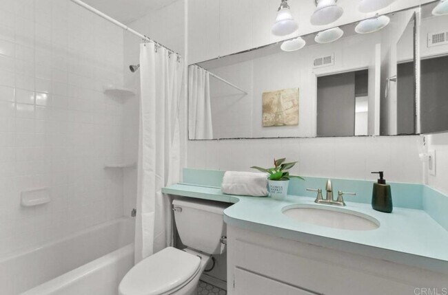 Building Photo - 3 bedroom, 3 bath home in the heart of San...