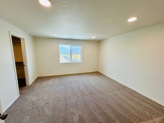 Building Photo - 3 Bedroom 2.5 Bathroom Townhome