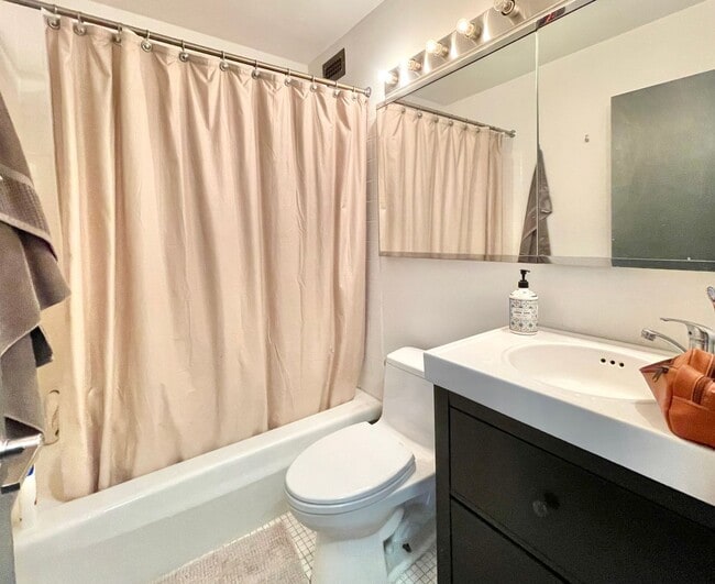 Building Photo - High Floor Studio with Fabulous Views of the Loop FOR RENT!