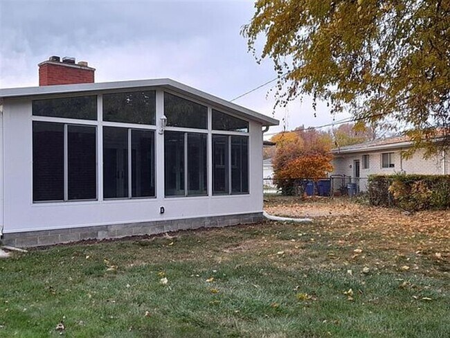 Building Photo - Warren Home