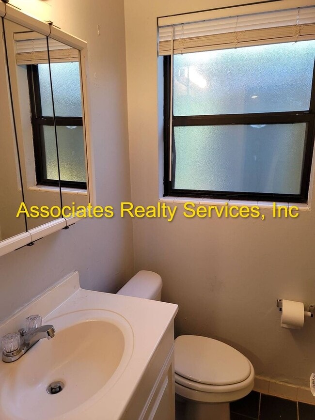 Building Photo - Spacious 3BR/2BA Home on a Quiet Corner Lot!