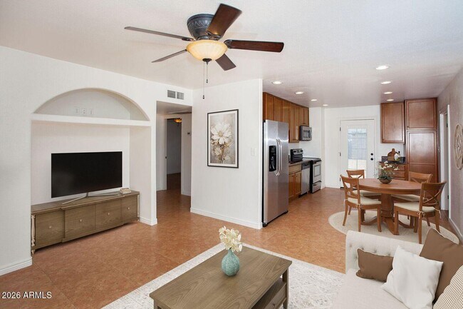 Building Photo - 3228 W Lisbon Ln