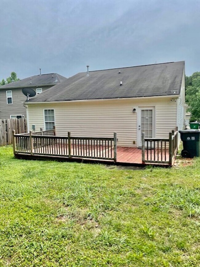 Building Photo - Welcome to the Adorable 3 bedroom 2 bath 1 car garage Home, located in the vibrant city of Charlo...