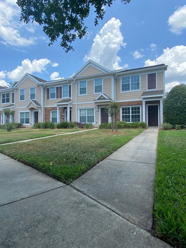 Building Photo - Beautiful 2/2.5 in Desirable Arrowood Community