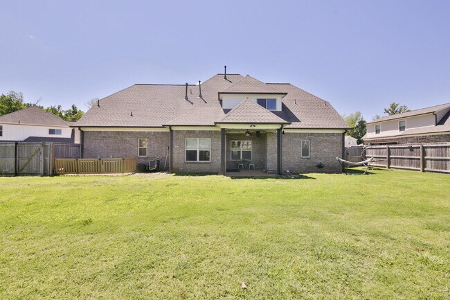 Building Photo - Luxurious 5 bedroom home in Atoka has it all!