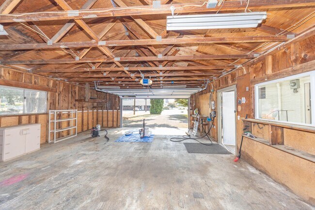 Building Photo - 2 bedr + Bonus Room / Large yard and garage.