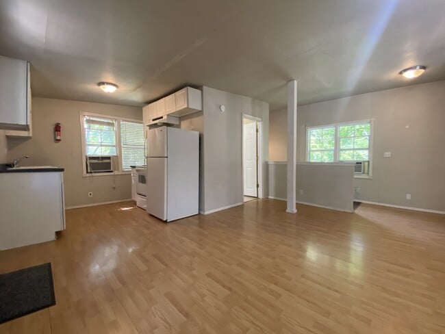 Building Photo - 474 Elm Ave