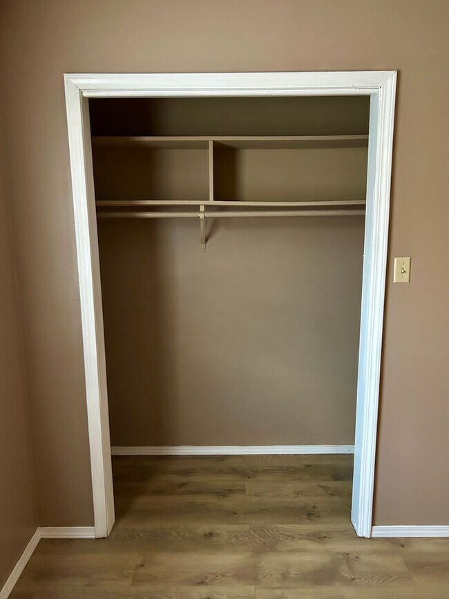 Building Photo - 613 E 16th St