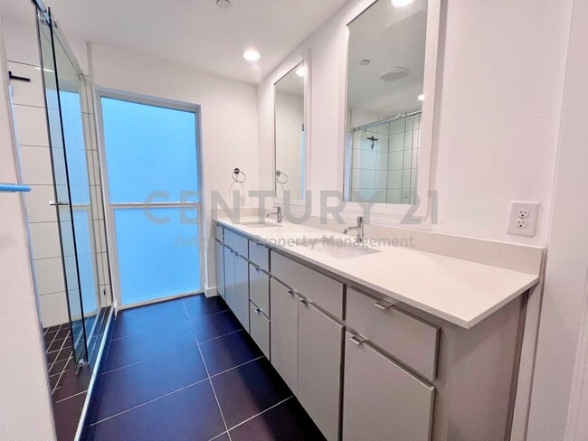 Building Photo - Beautiful 4-Story 2/2.5/2 in GREAT LOCATION For Rent!