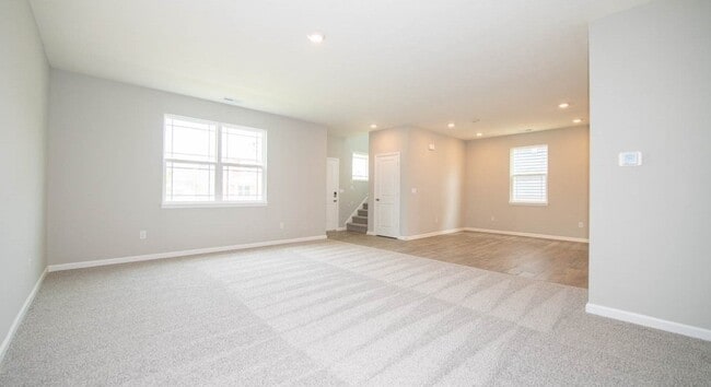 Building Photo - 4 Bed 2.5 Bath