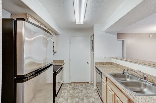 Building Photo - Spacious 2-Bed Condo with Balcony in Gated...