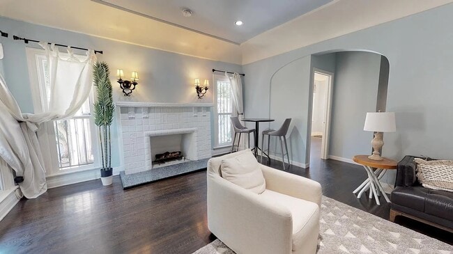 Building Photo - 216 S Orange Dr