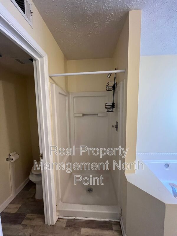 Building Photo - 3004 Kenville Ln