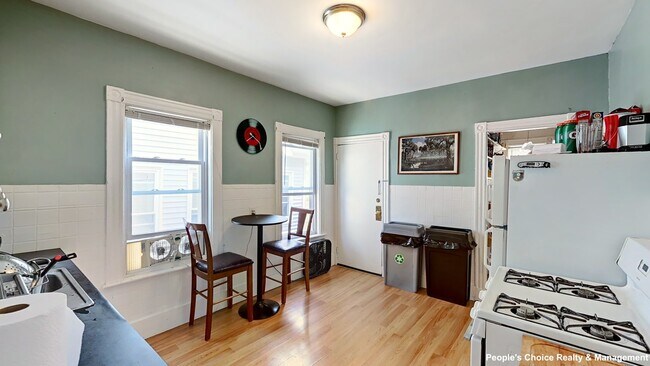 Building Photo - 52 Grove St