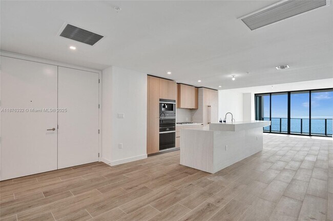 Building Photo - 900 N Ocean Blvd