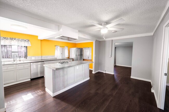 Building Photo - Charming Single-Family Home – Sunroom, Garage & Huge Private Yard