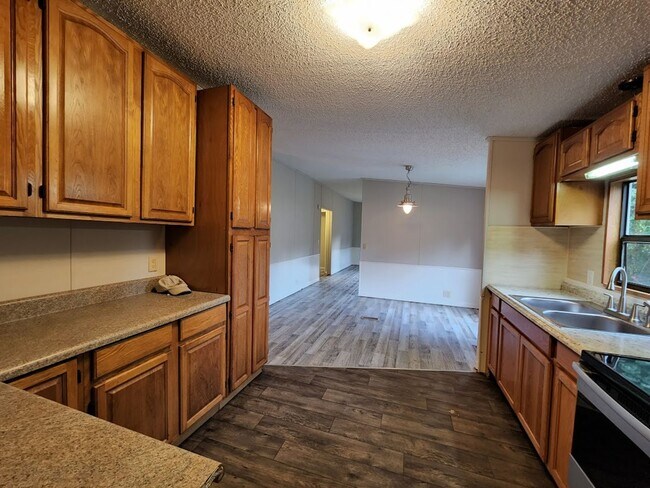 Building Photo - 3 Bed  2 Bath  2 Garage/Workshop and Fenced