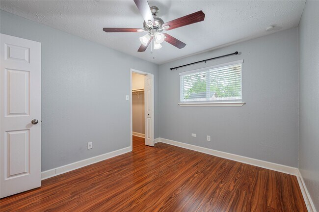 Building Photo - 407 Juniper Ct