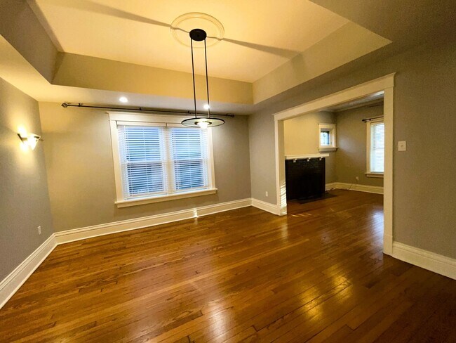 Building Photo - $2100 - AMAZING DESIGNED 2F UNIT LOCATED IN THE CWE!