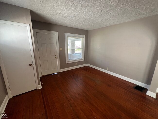 Building Photo - 896 N Gladstone Ave