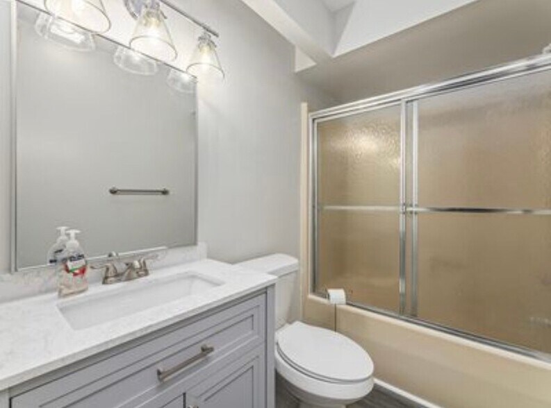 Building Photo - 400 Killarney Dr