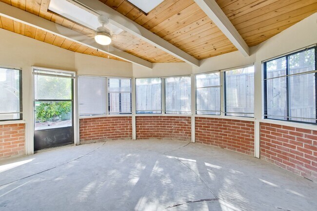 Building Photo - Hardwood Floors- Top Moreland SCH- SM Dogs Welcome- Close to Apple