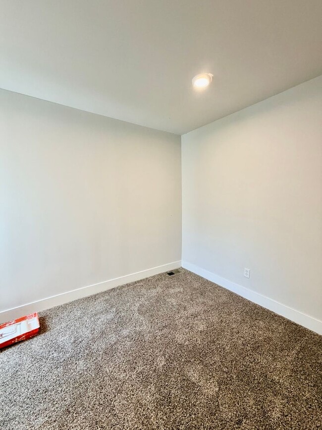 Building Photo - Pet-Friendly 3-Bedroom Home with Central A/C, In-Unit Laundry