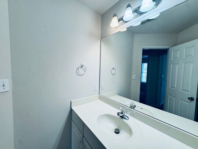 Building Photo - Wards Ferry Rd Townhome