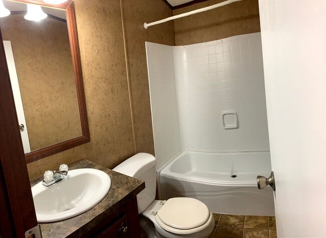 Building Photo - Large 3 BDR / 2 Bath home