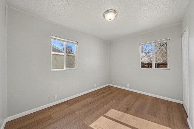 Building Photo - *2 Bedroom Detached Garage, Large Lot Updated and Clean**