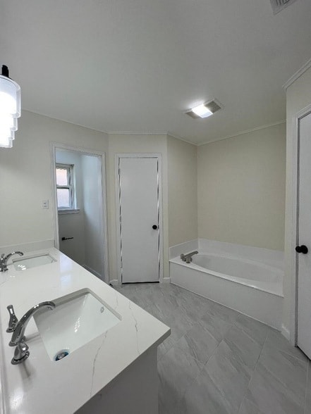 Building Photo - 1500 Hyde Park Blvd