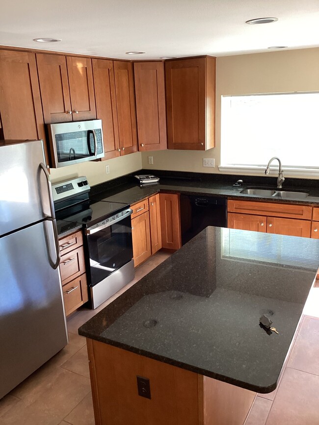 Building Photo - 4-Bedroom 3 Bath fully renovated and updat...