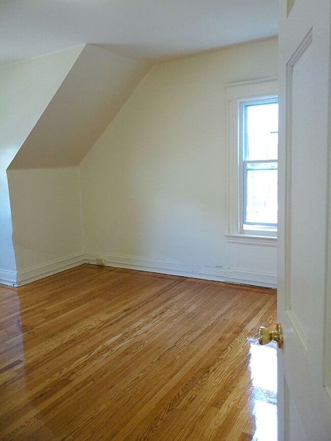 Building Photo - Available 8/1/26- Spacious and Open Two St...