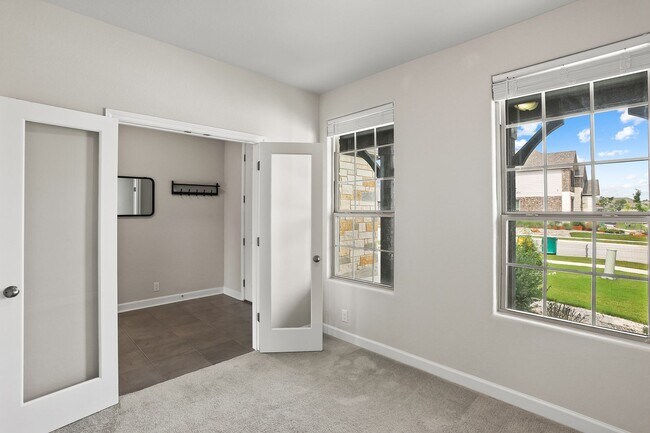 Building Photo - 4 Bedroom/3 bath home Southglen Subdivision