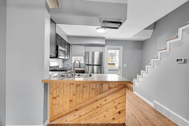 Building Photo - $1,700, 1 bed, 1 bath, located in Lakewood.