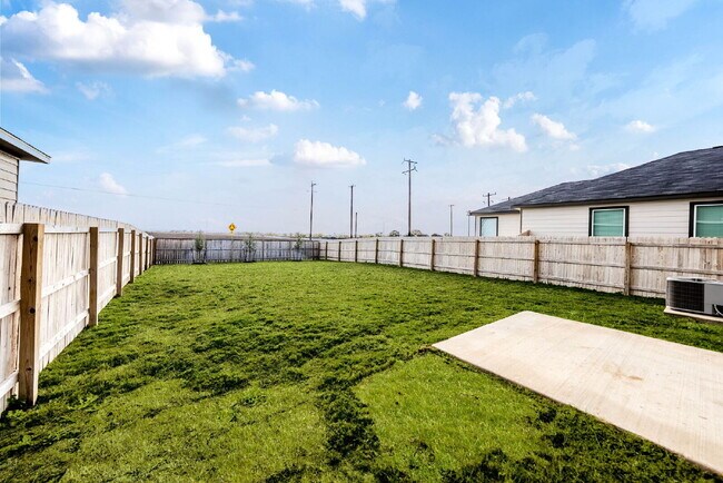 Building Photo - 1 MONTH FREE RENT WITH 18 - 24 MONTH LEASE!!! AVAILABLE THROUGH MARCH ONLY!