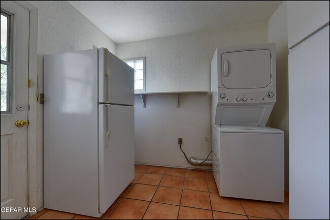 Building Photo - 1100 Kelly Way